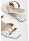 Kadın Beyaz Suni Deri Cilt Kalın Topuklu Şık Toka Detaylı Rahat Terlik