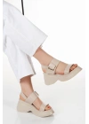 Kadın Bej Suni Deri CiltTek Bant Detaylı Cırt Cırtlı Dolgu Tabanlı Şık Yazlık Ayakkabı