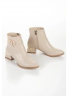 Kadın Bej Sivri Burunlu Galvaniz Kalın Topuklu Şık Fiyonk Detaylı Rahat Kışlık Bot
