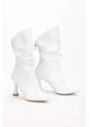 Kadın Beyaz Suni Deri Cilt Sivri Burunlu İnce Topuklu Rahat Şık Bot