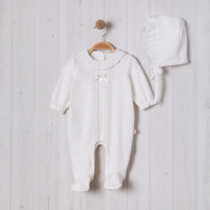 NERVÜRLÜ YAKASI FIRFIRLI ŞAPKALI BEBE KIZ TULUM