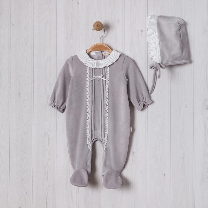 NERVÜRLÜ YAKASI FIRFIRLI ŞAPKALI BEBE KIZ TULUM