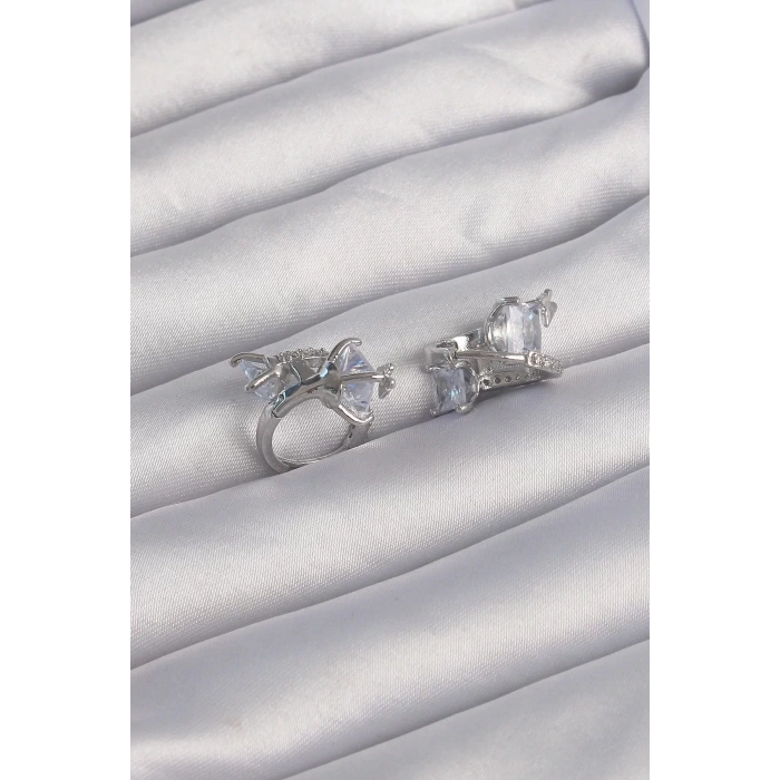 Pirinç Gümüş Renk İri Zirkon Taşlı Kıvrımlı Minimal Kelebekli Halka Küpe