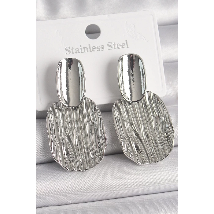 Pirinç Gümüş Renk İşlemeli Kare Plaka Model Kadın Küpe