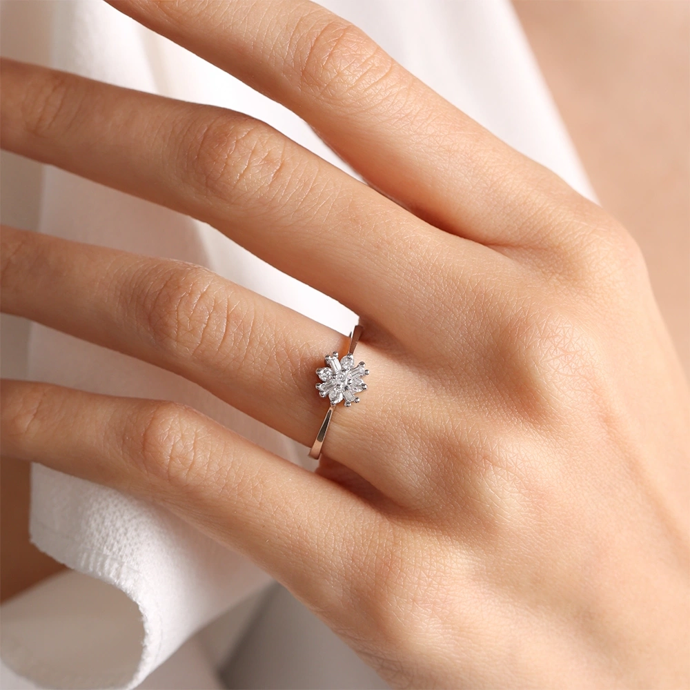 0.22 CT Kar Tanesi Baget Pırlanta Yüzük