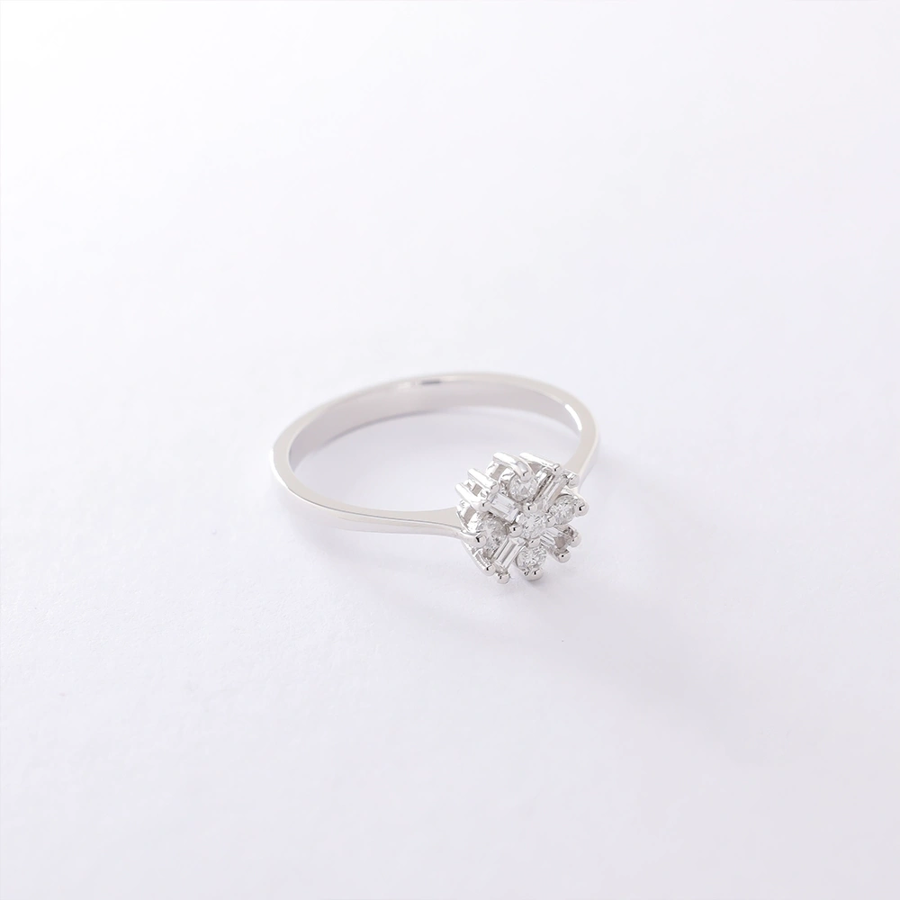 0.22 CT Kar Tanesi Baget Pırlanta Yüzük