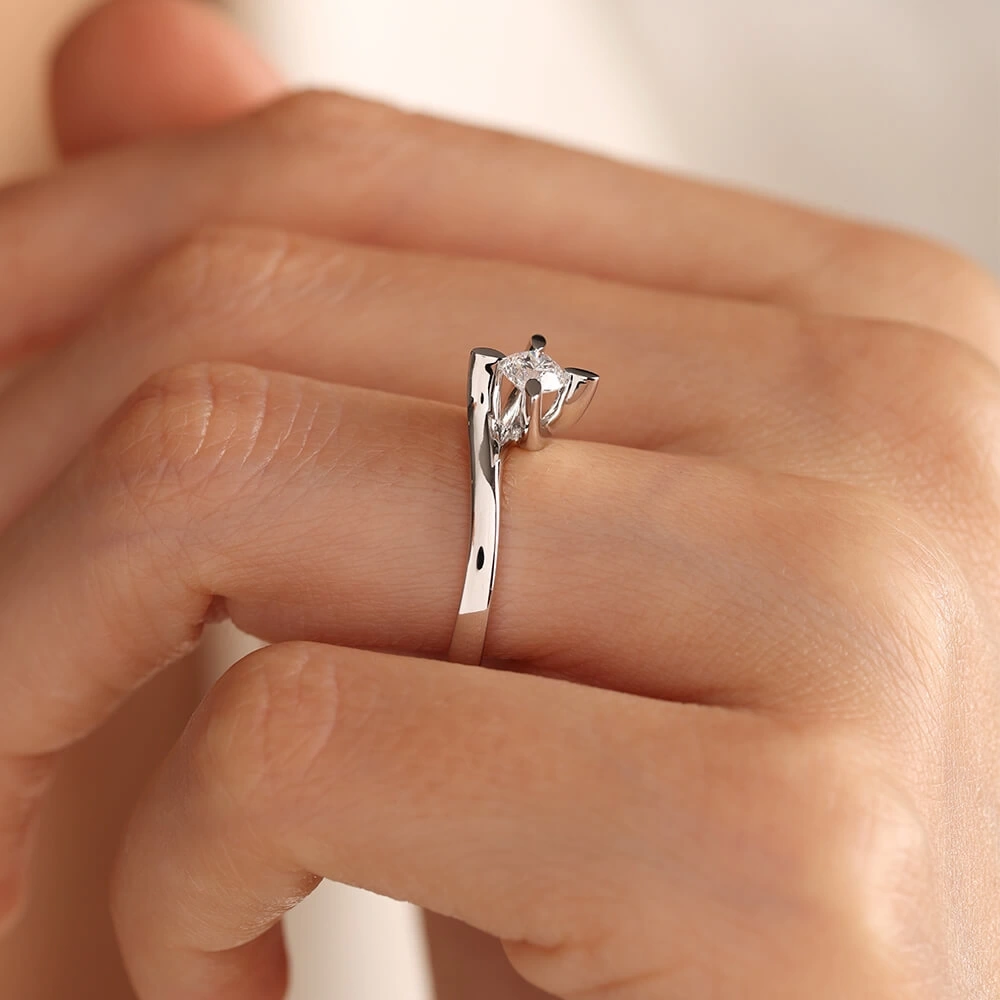 0.30 CT Döner Markiz Pırlanta Tektaş Yüzük