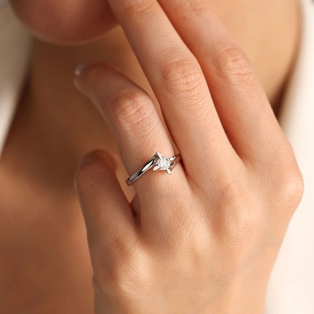 0.30 CT Döner Markiz Pırlanta Tektaş Yüzük