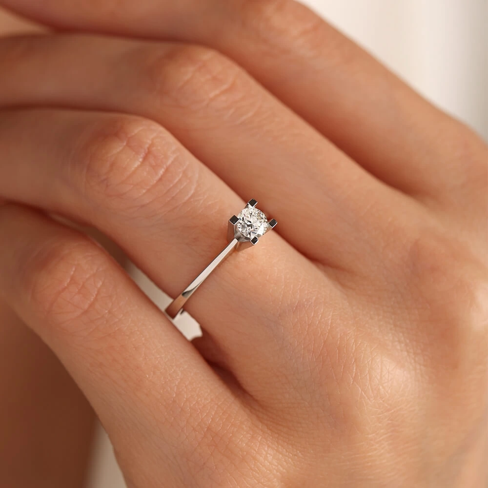 0.30 CT Takoz Tektaş Yüzük