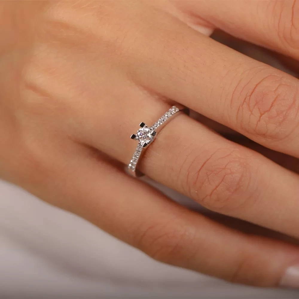 0.30 CT Kenar Taşlı Pırlanta Tektaş Yüzük