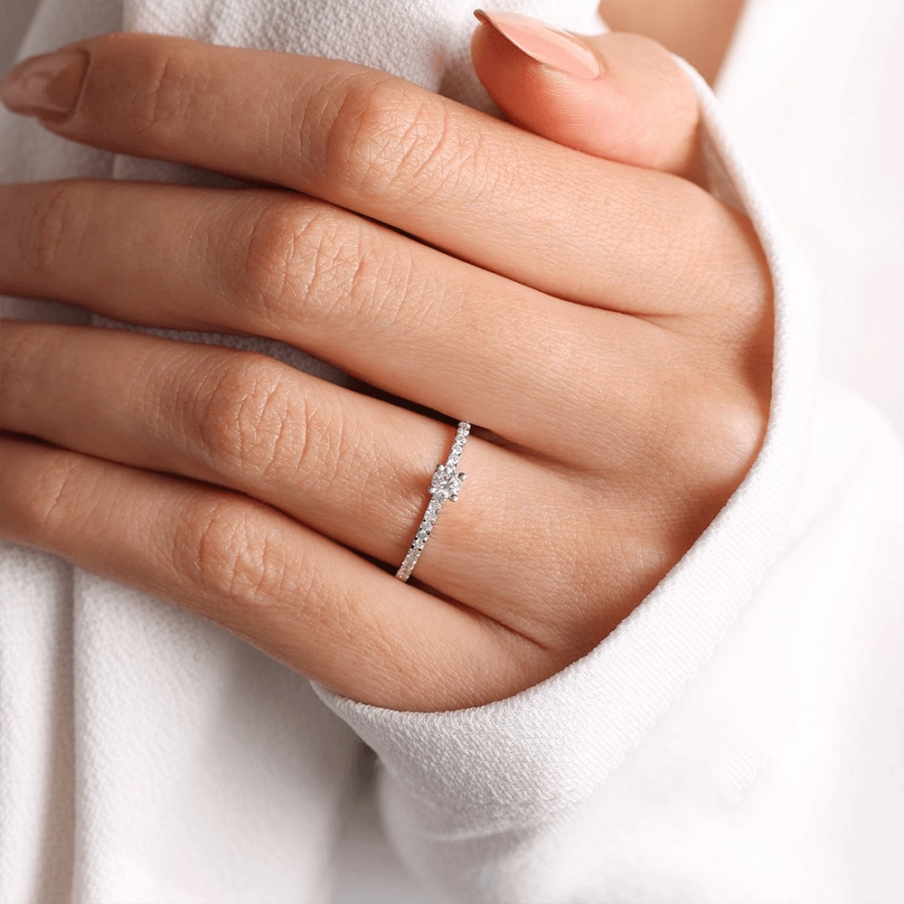 0.30 CT Zarif Tasarım Kolu Taşlı Tektaş Pırlanta Yüzük