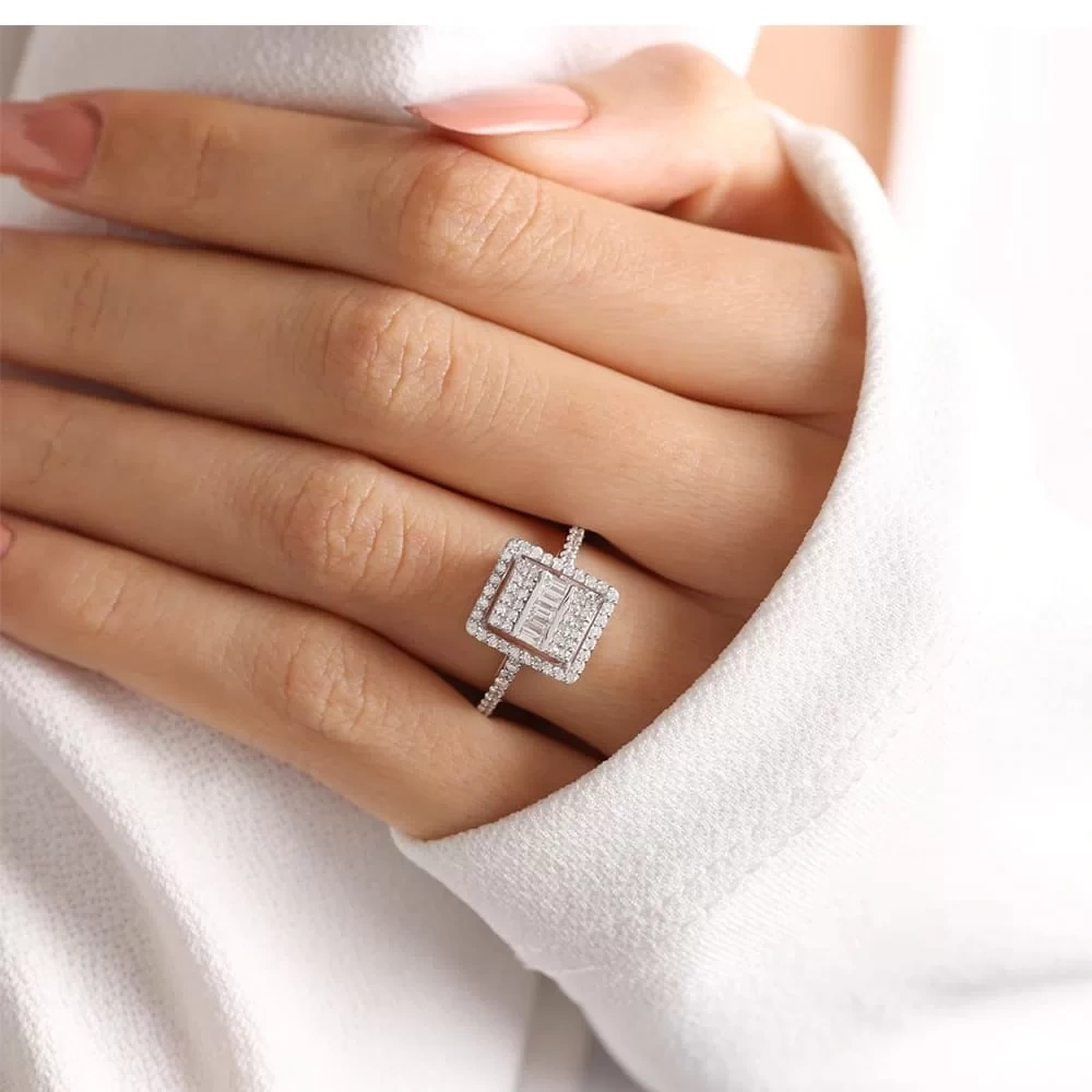 0.67 CT Kare Baget Pırlanta Yüzük