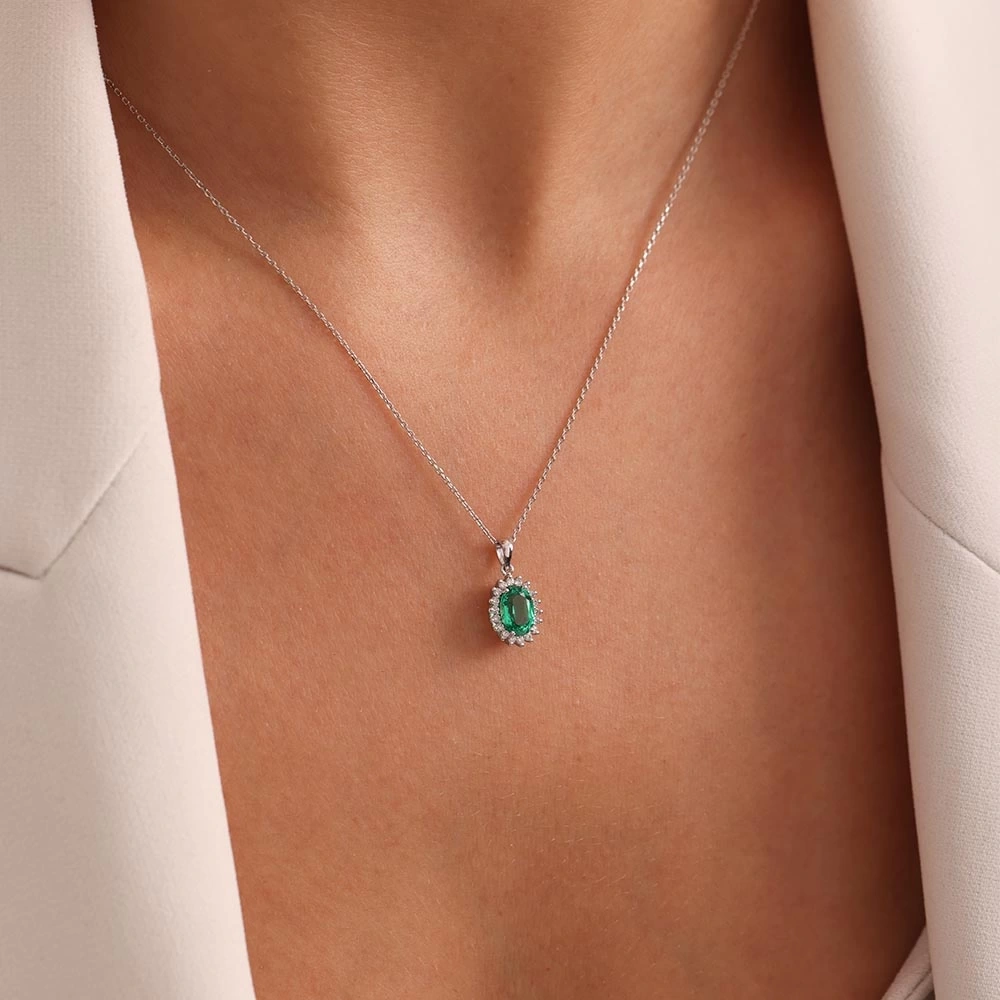 0.80 CT Oval Zümrüt & Pırlanta Kolye