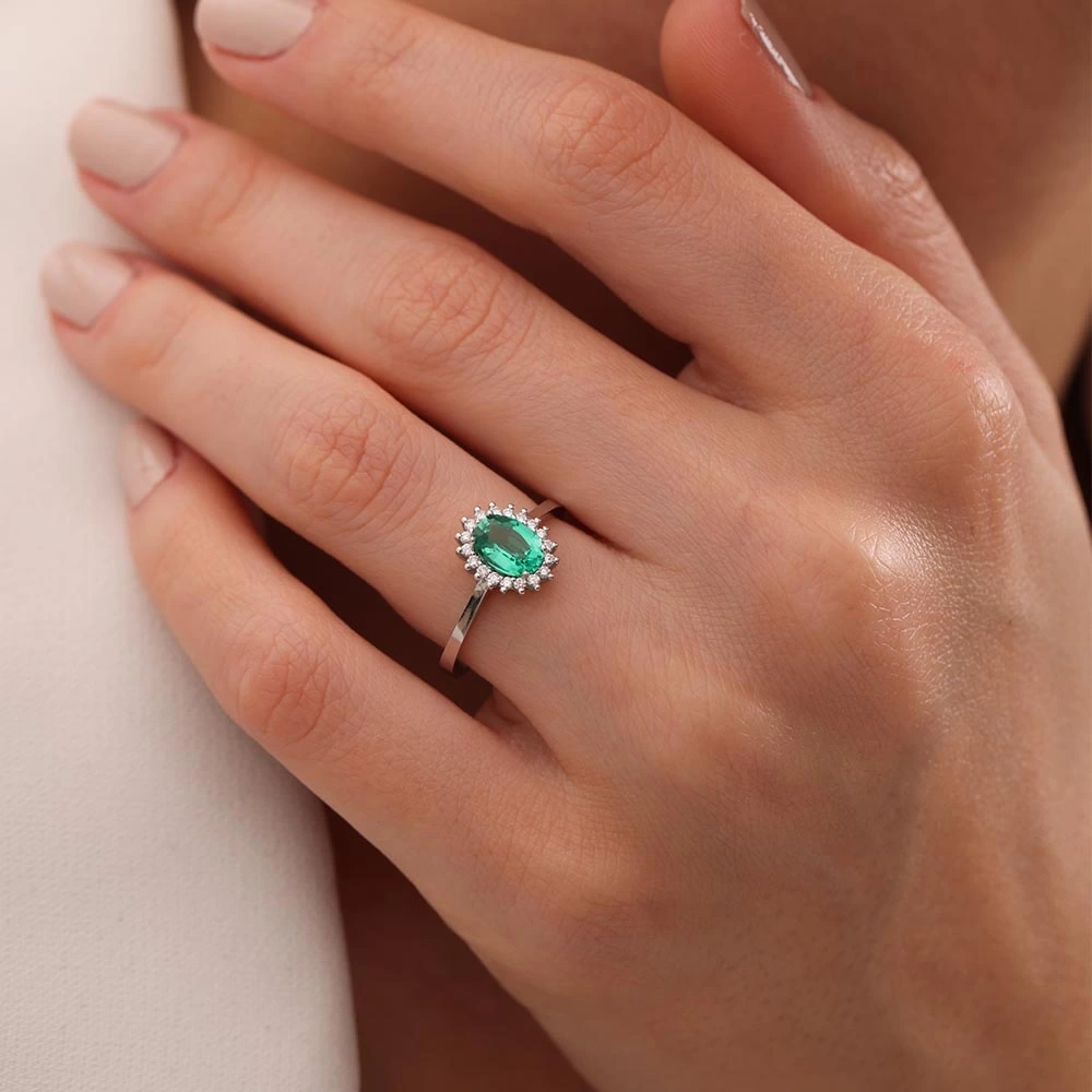 0.80 CT Oval Zümrüt & Pırlanta Yüzük