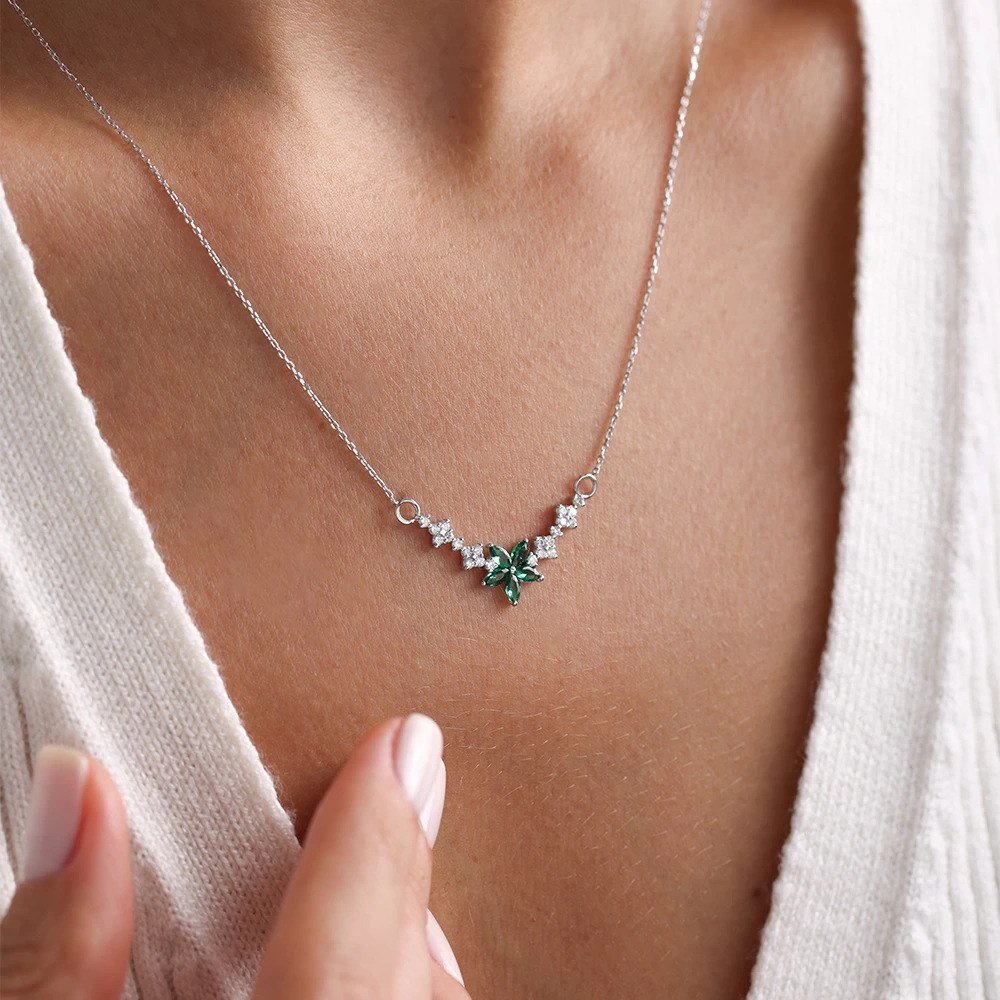 0.90 Ct Zümrüt Çiçek Pırlanta Kolye