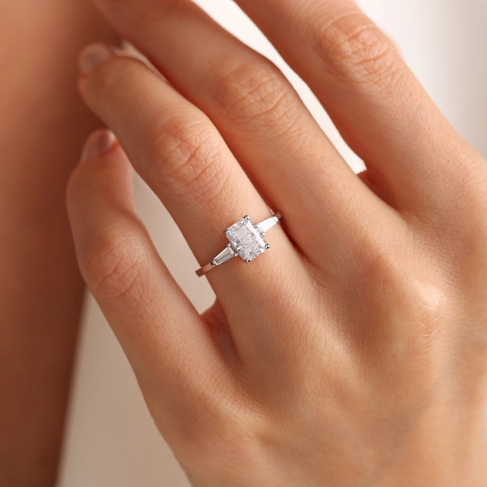 2.30 CT Beyaz Topaz & Baget Pırlanta Yüzük