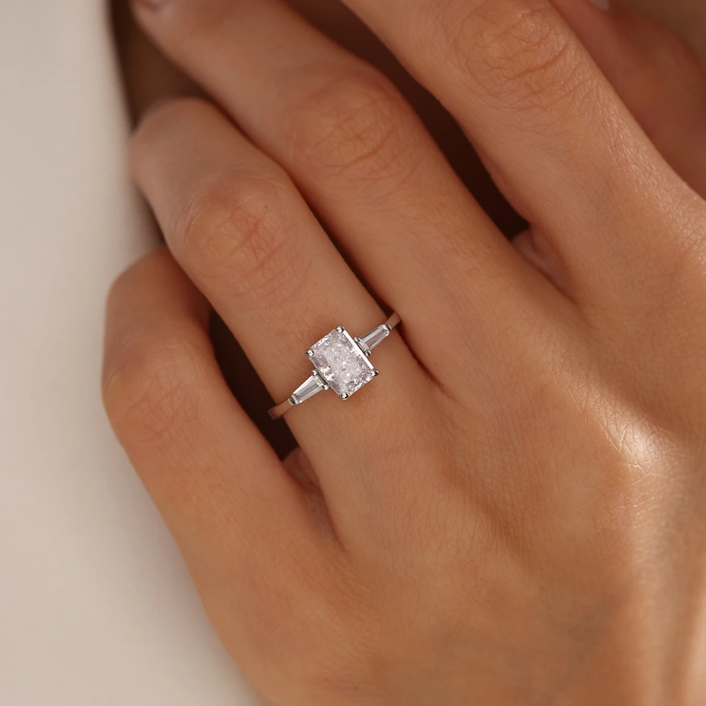 2.30 CT Beyaz Topaz & Baget Pırlanta Yüzük