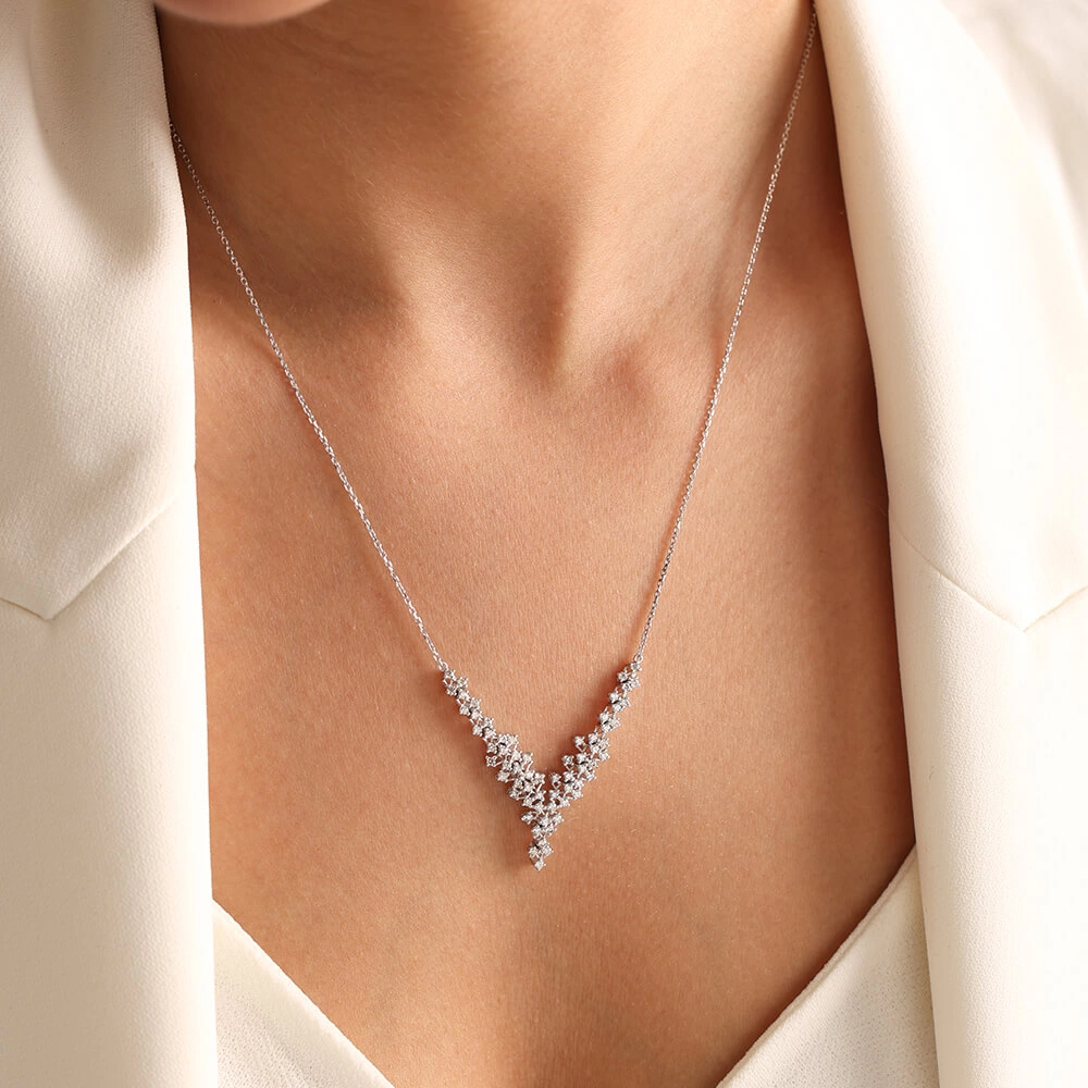 Özel gün kombinleri için 1.00 CT pırlanta kolye