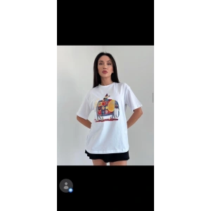 Beyaz R.Önü Desenli Arka Dantel Geçişli Bayan Tshirt