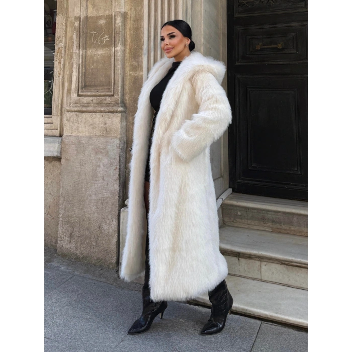 Beyaz Kapşonlu Uzun İthal Kürk