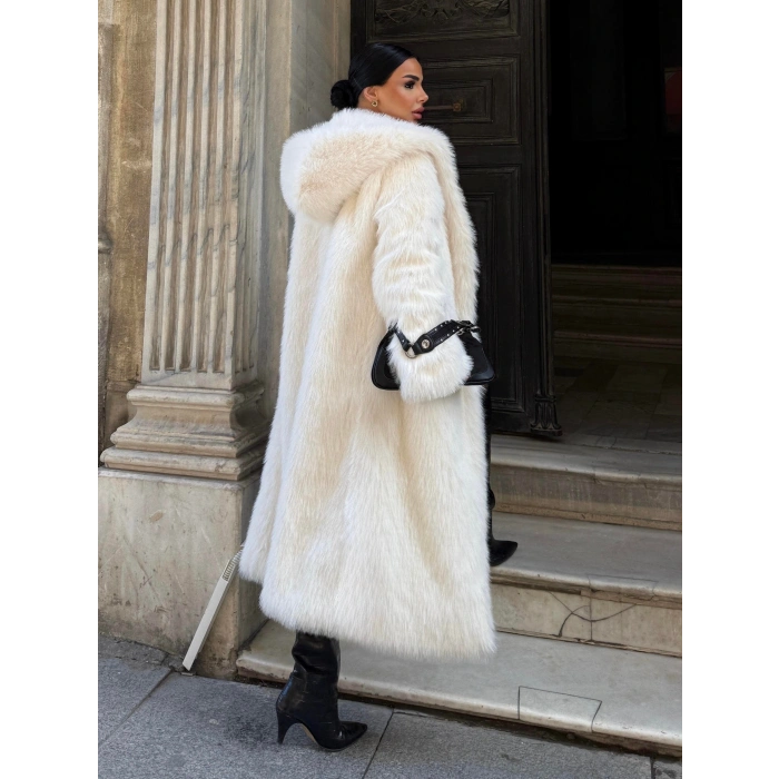 Beyaz Kapşonlu Uzun İthal Kürk