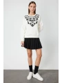 On Fashion Kadın Yakası İşlemeli Ekru Sweatshirt 66357
