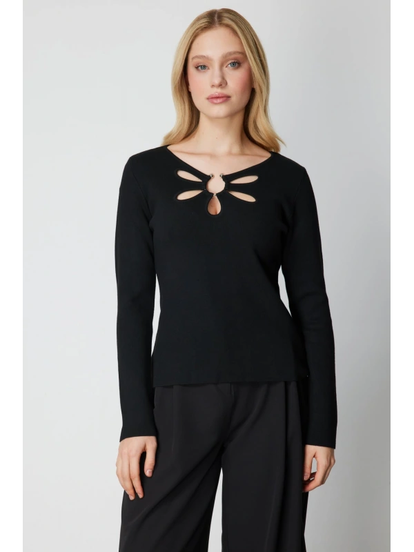 On Fashion Kadın Yakası Pencereli Yaka Aksesuarlı Siyah Kazak 63322