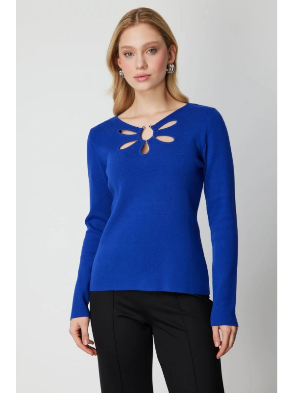 On Fashion Kadın Yakası Pencereli Yaka Aksesuarlı Saks Mavisi Kazak 63322