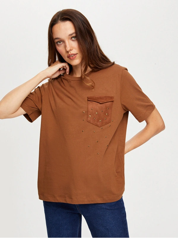Faik Sönmez Kadın Süet Cep Ve Trok Detaylı Yuvarlak Yaka Kahverengi T-Shirt UW26TSH085
