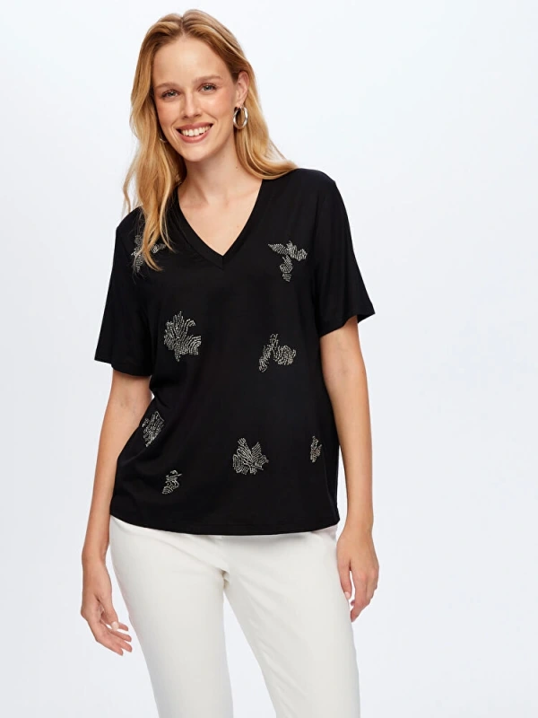 Faik Sönmez Kadın Önü Boncuk İşi Nakışlı V Yaka Siyah T-Shirt UW26TSH059