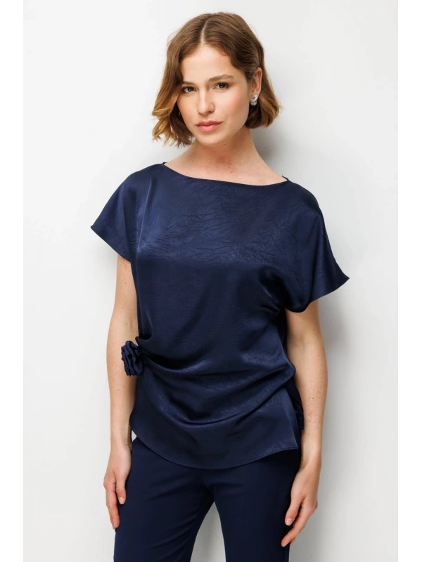 Ekol Gül Broşlu Kırışık Kumaşlı Bluz 02054