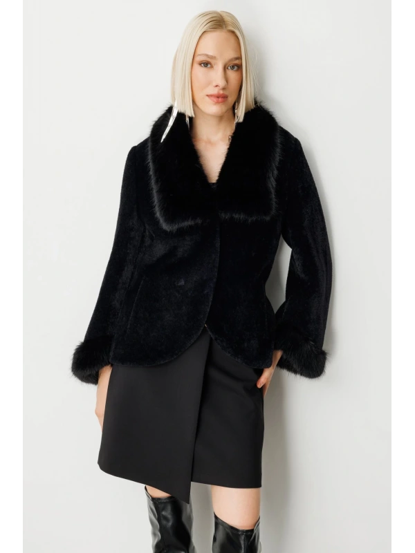 Ekol Yakası Kürklü Peluş Siyah Kadın Manto 06027