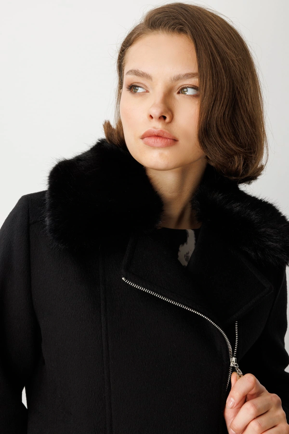 Ekol Kadın Yan Fermuarlı Yakası Peluş Siyah Kadın Manto 06085