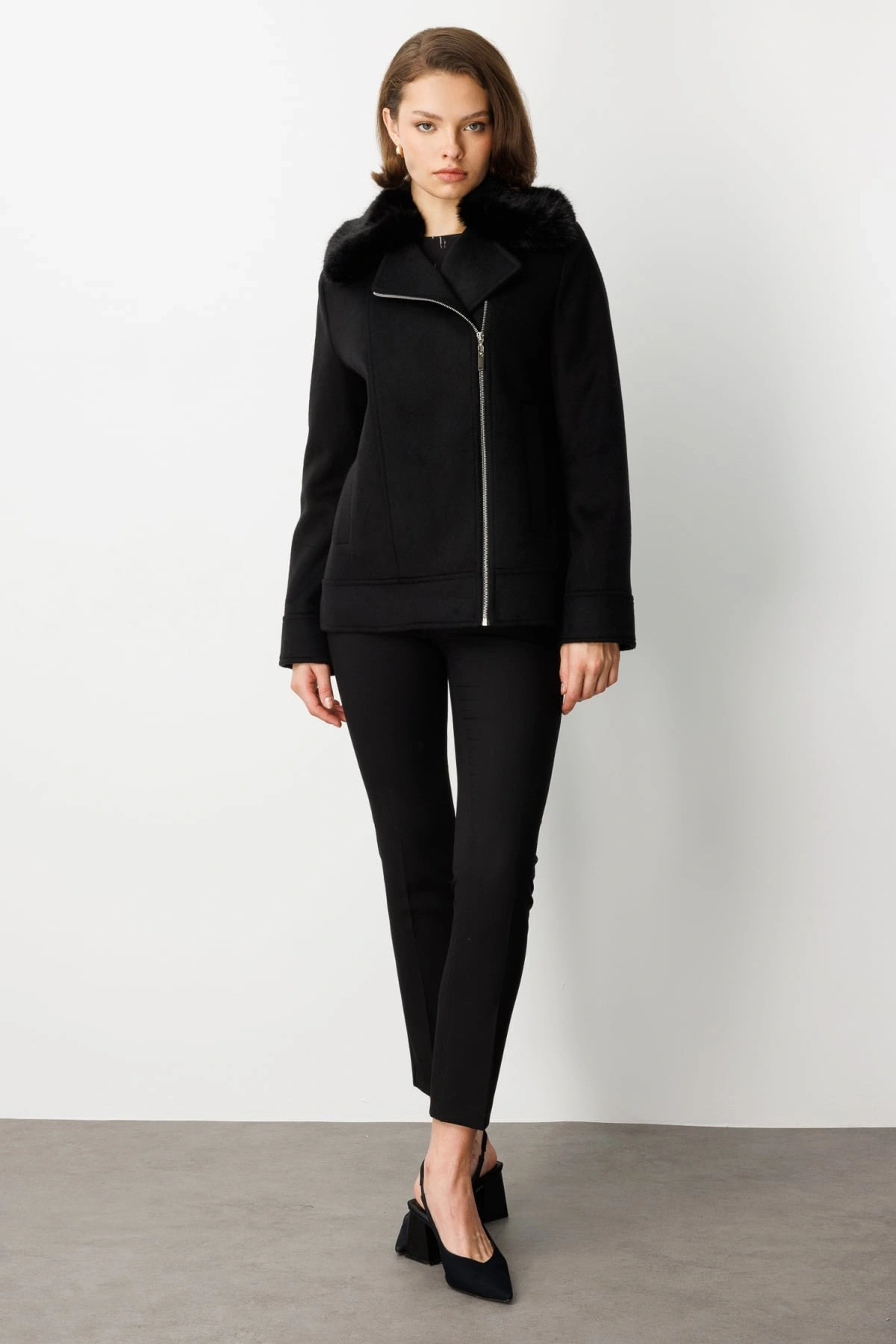 Ekol Kadın Yan Fermuarlı Yakası Peluş Siyah Kadın Manto 06085