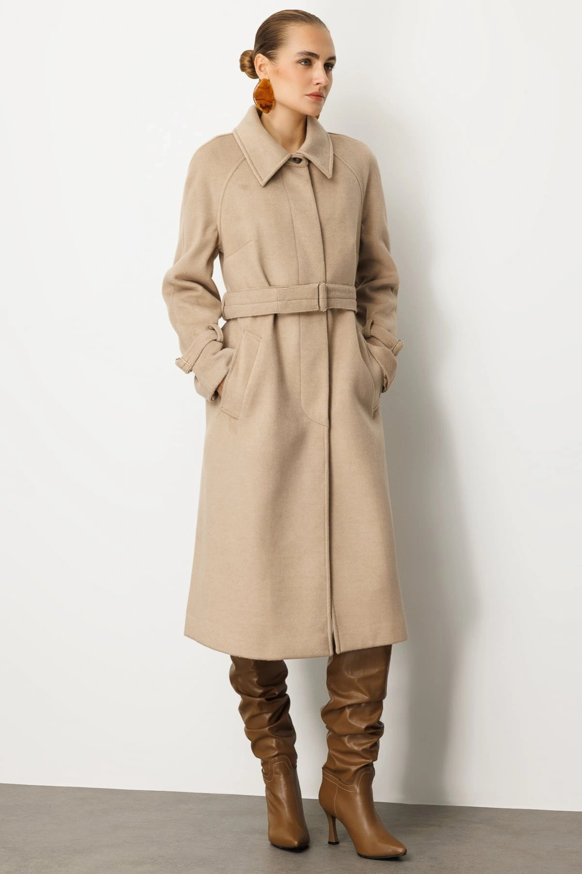 Ekol Beli Kuşaklı Kadın Kum Renk Manto 06057