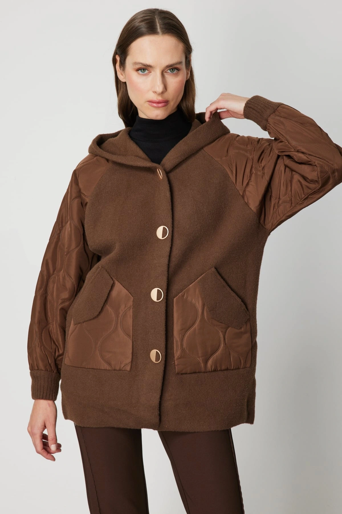 On Fashion Kadın Kolları Kapitoneli Düğmeli Kapüşonlu Kahverengi Mont 60935