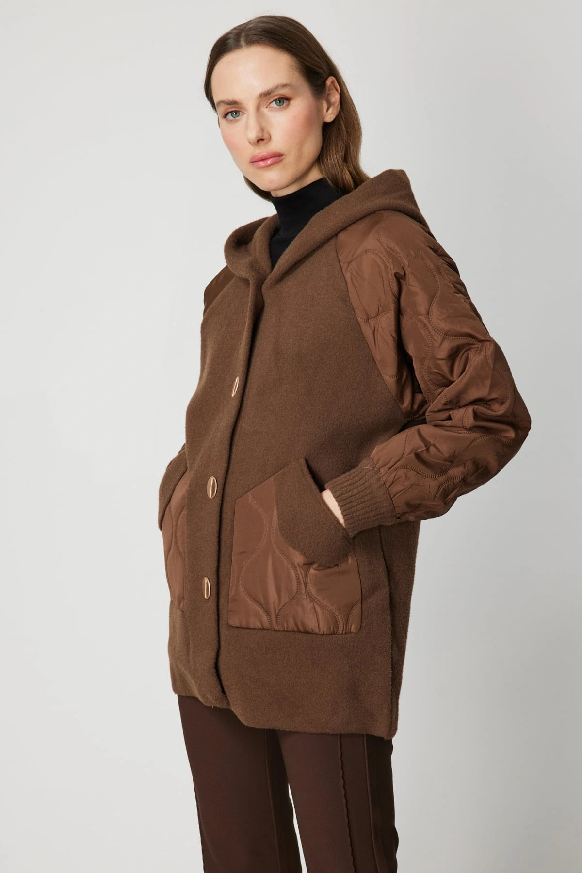 On Fashion Kadın Kolları Kapitoneli Düğmeli Kapüşonlu Kahverengi Mont 60935