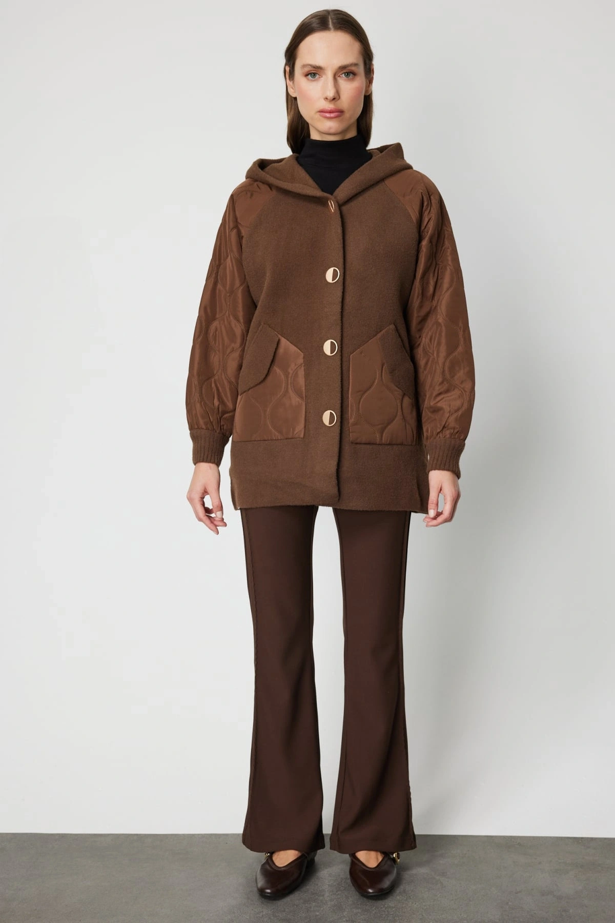 On Fashion Kadın Kolları Kapitoneli Düğmeli Kapüşonlu Kahverengi Mont 60935