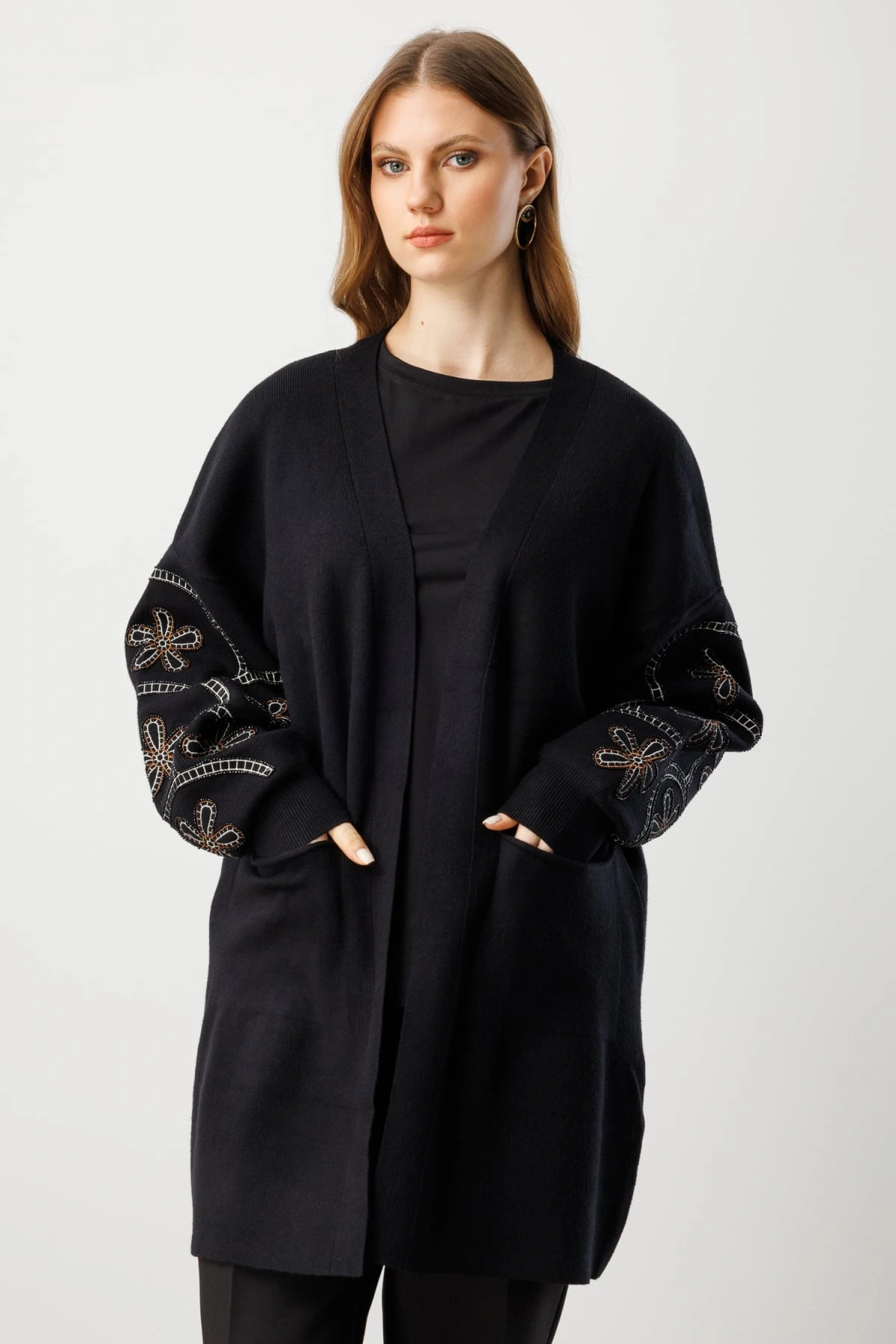 On Fashion Kadın Çiçek İşlemeli Torba Cepli Siyah Hırka 60904