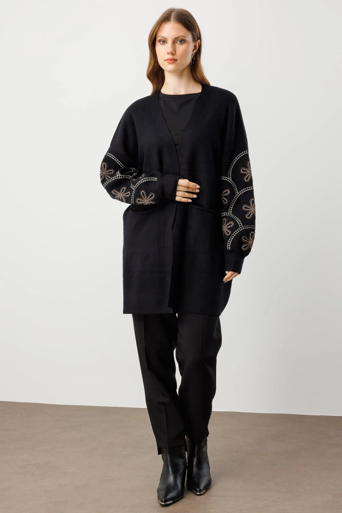 On Fashion Kadın Çiçek İşlemeli Torba Cepli Siyah Hırka 60904