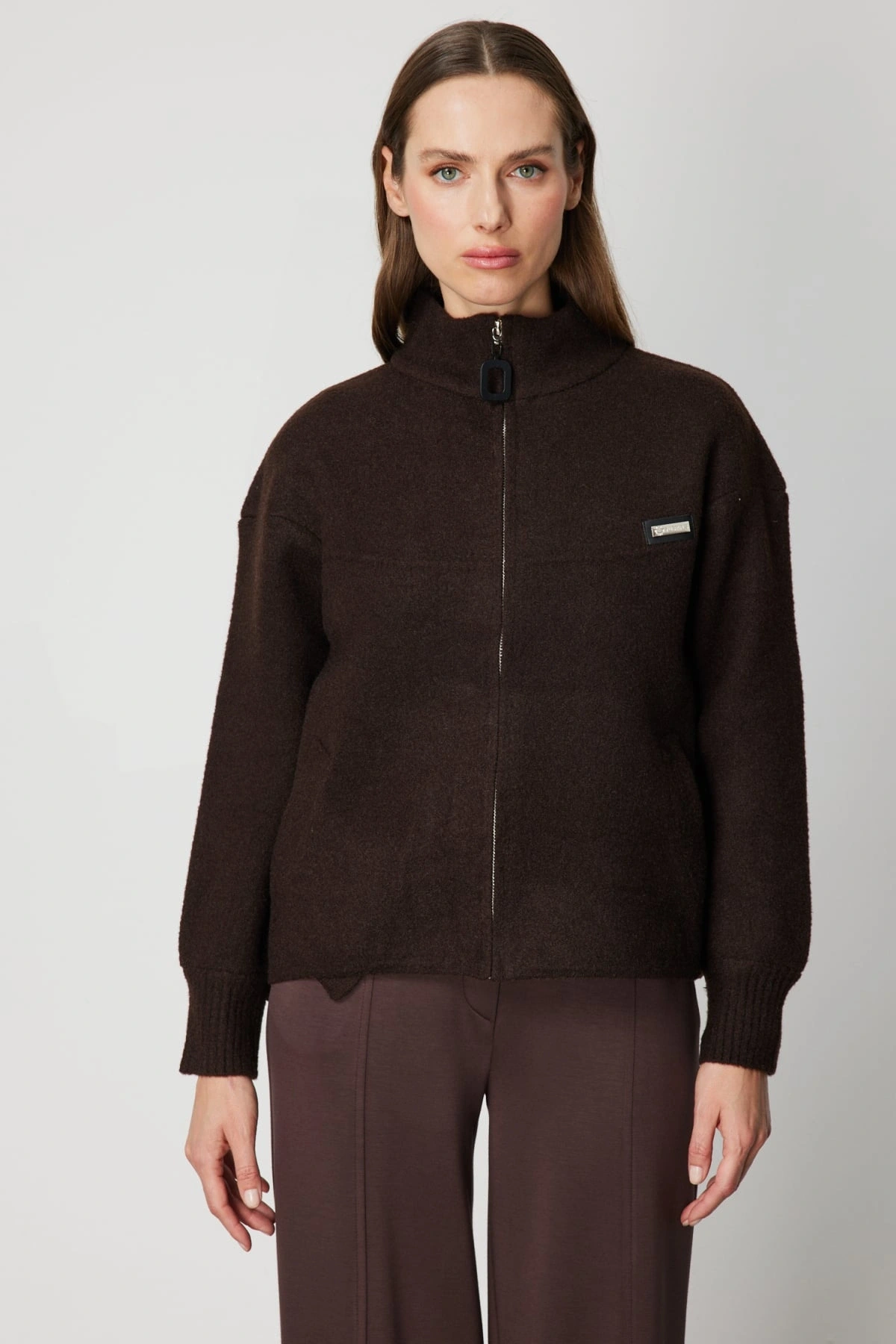 On Fashion Kadın Beli Lastikli Dik Yaka Fermuarlı Kahverengi Hırka 60937