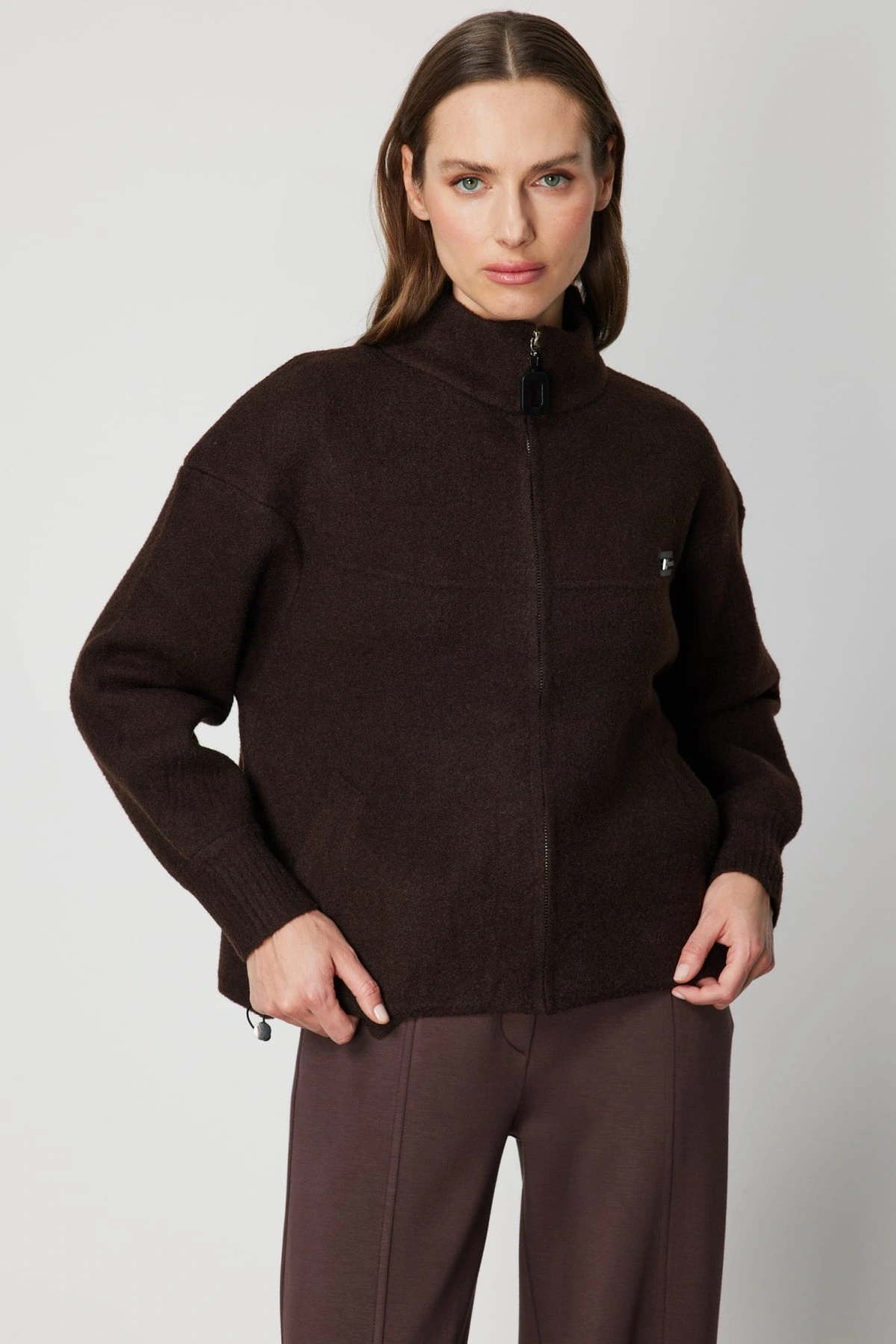 On Fashion Kadın Beli Lastikli Dik Yaka Fermuarlı Kahverengi Hırka 60937