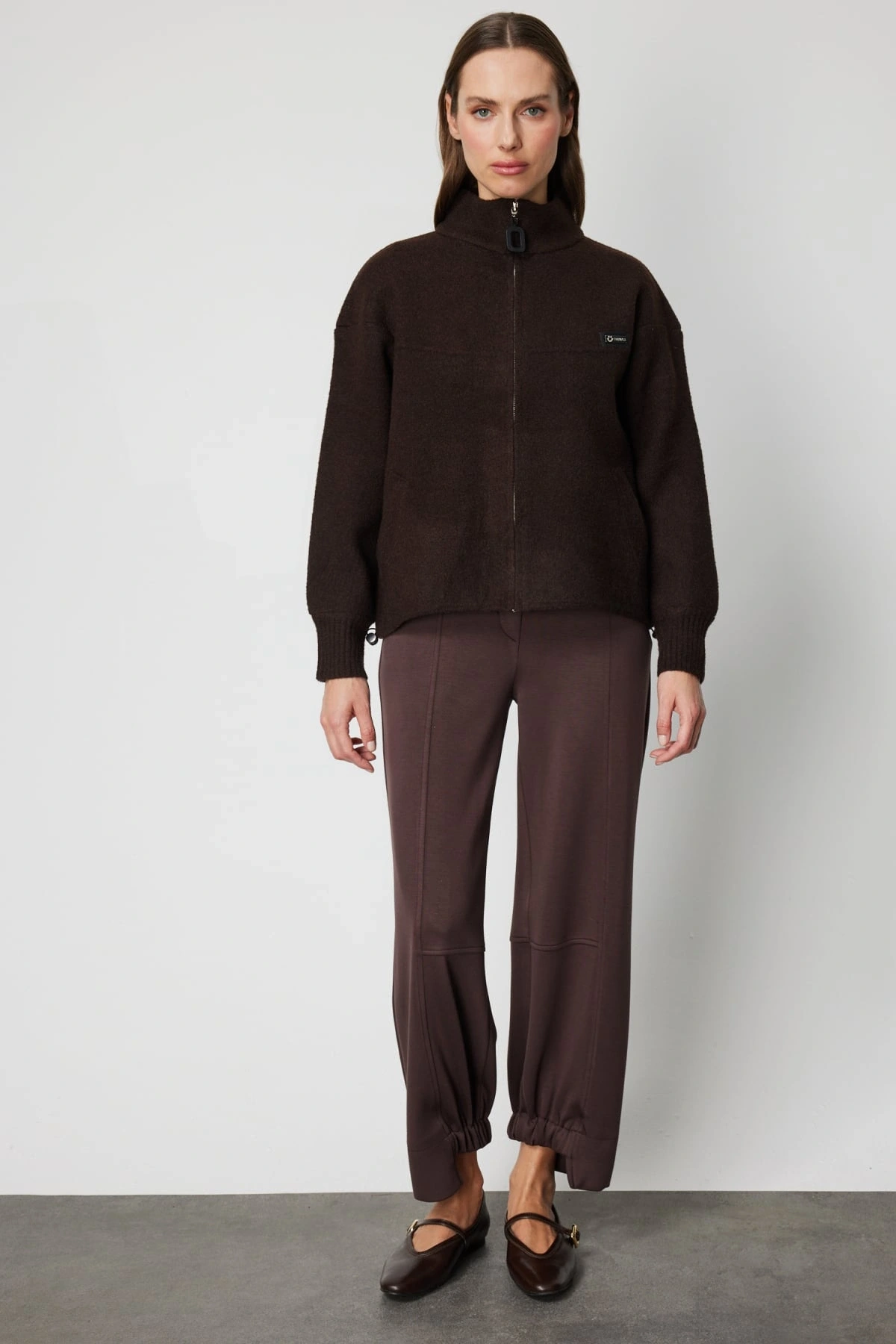 On Fashion Kadın Beli Lastikli Dik Yaka Fermuarlı Kahverengi Hırka 60937