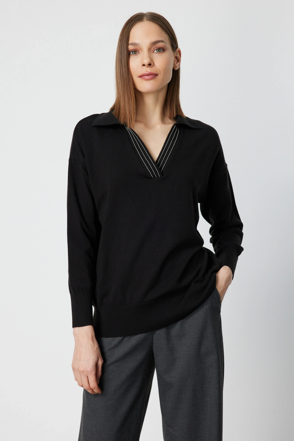 On Fashion Kadın Yakası Zincirli Polo Yaka Siyah Kazak 66336