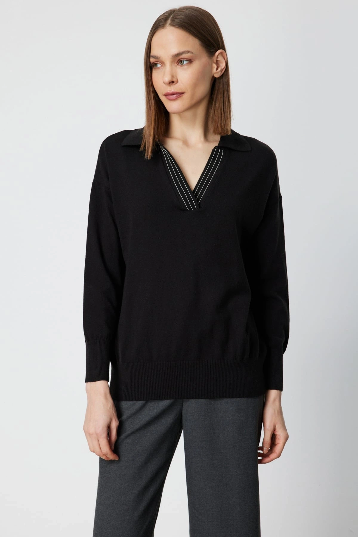 On Fashion Kadın Yakası Zincirli Polo Yaka Siyah Kazak 66336