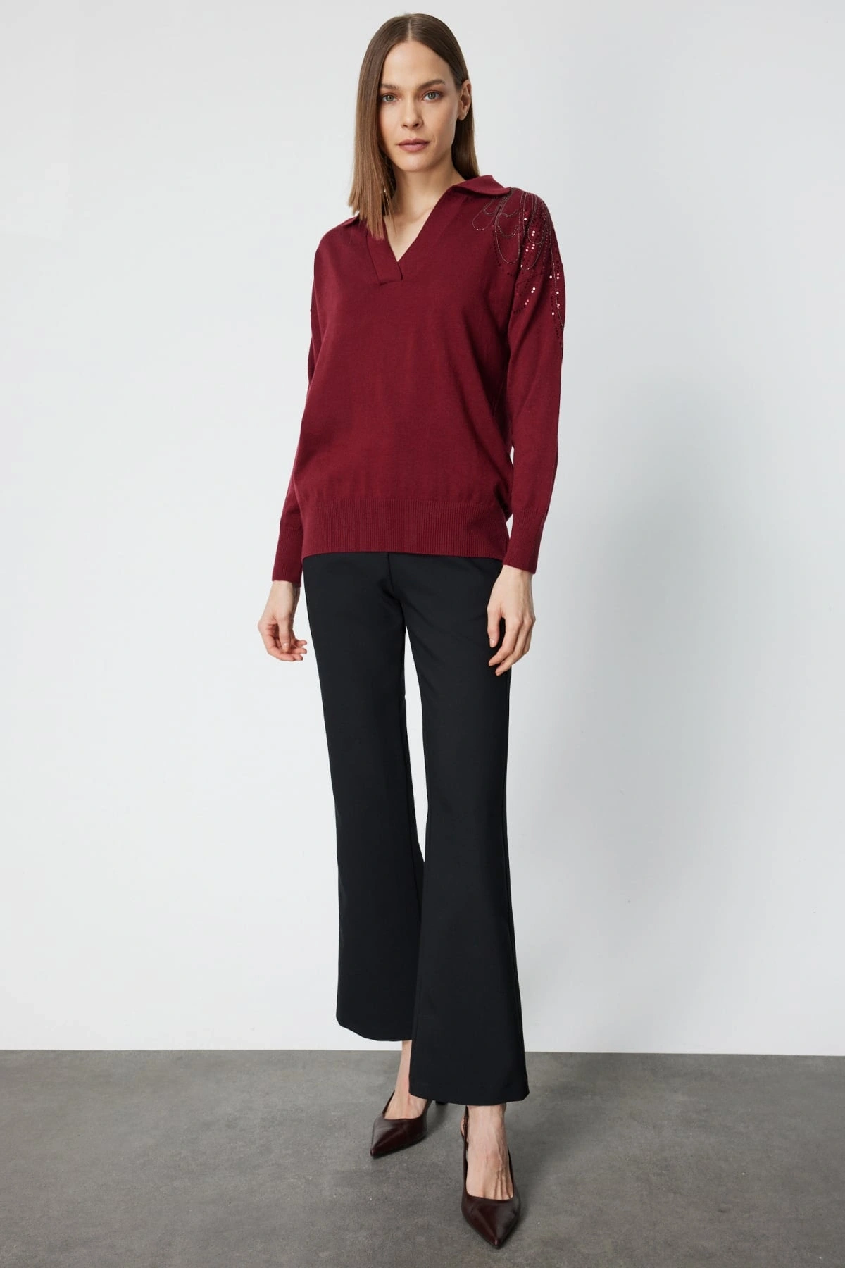 On Fashion Kadın Tek Omuz İşlemeli Gömlek Yaka Bordo Kazak 66359