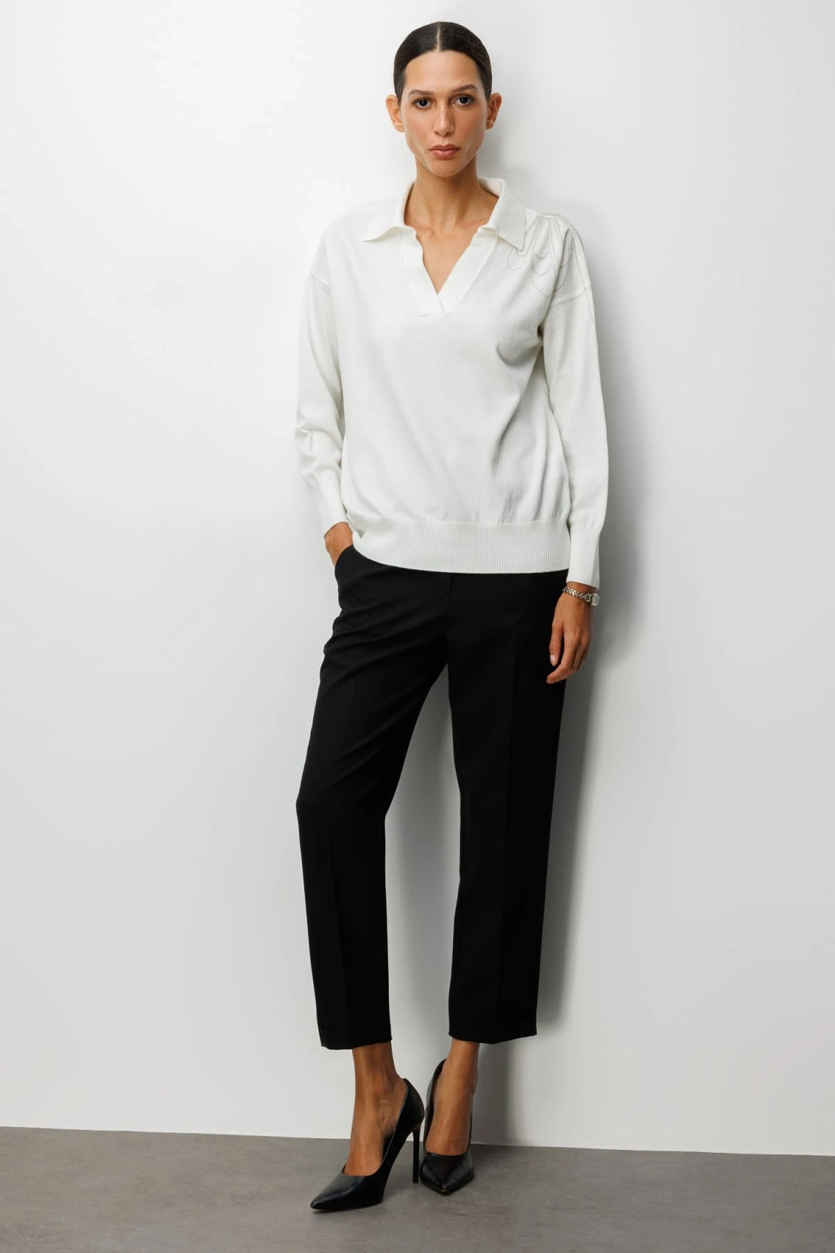 On Fashion Kadın Tek Omuz İşlemeli Gömlek Yaka Ekru Kazak 66359