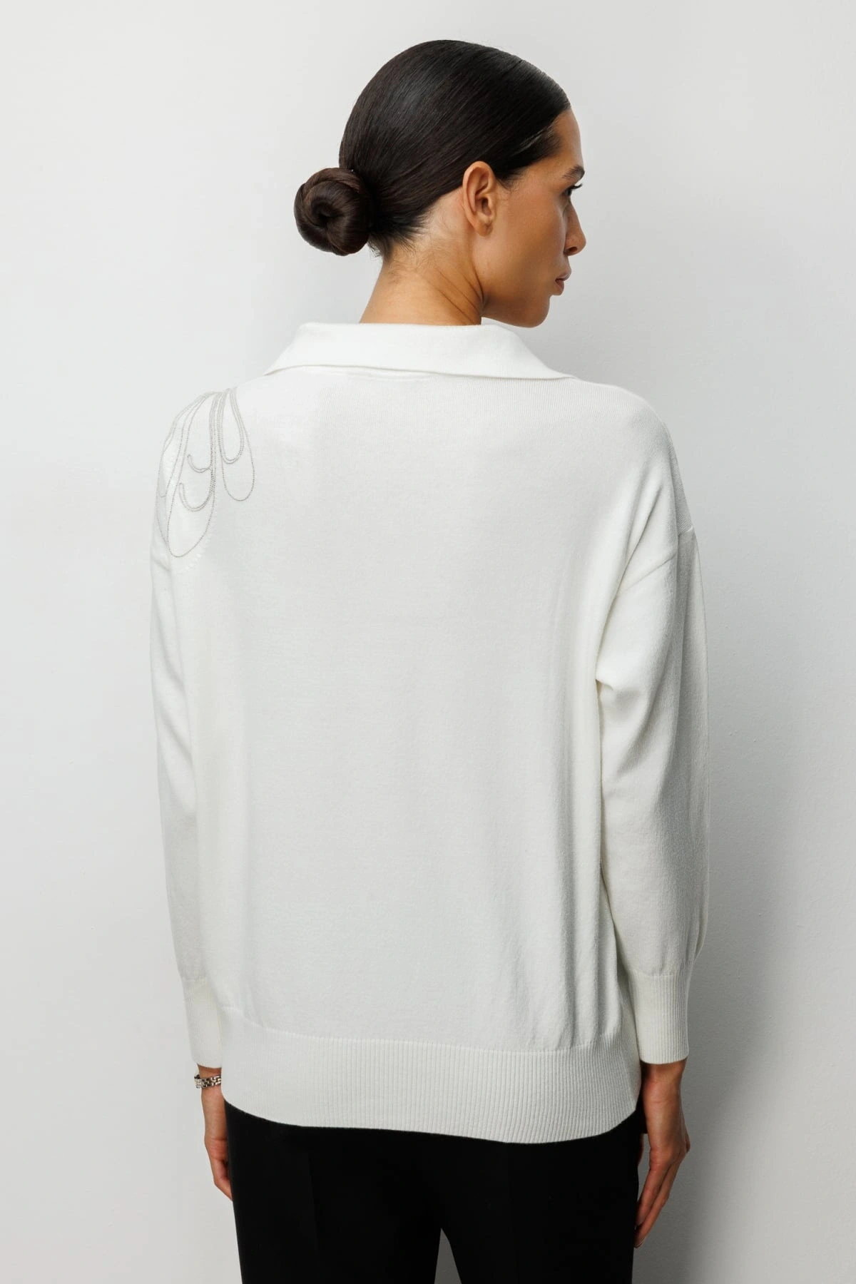 On Fashion Kadın Tek Omuz İşlemeli Gömlek Yaka Ekru Kazak 66359