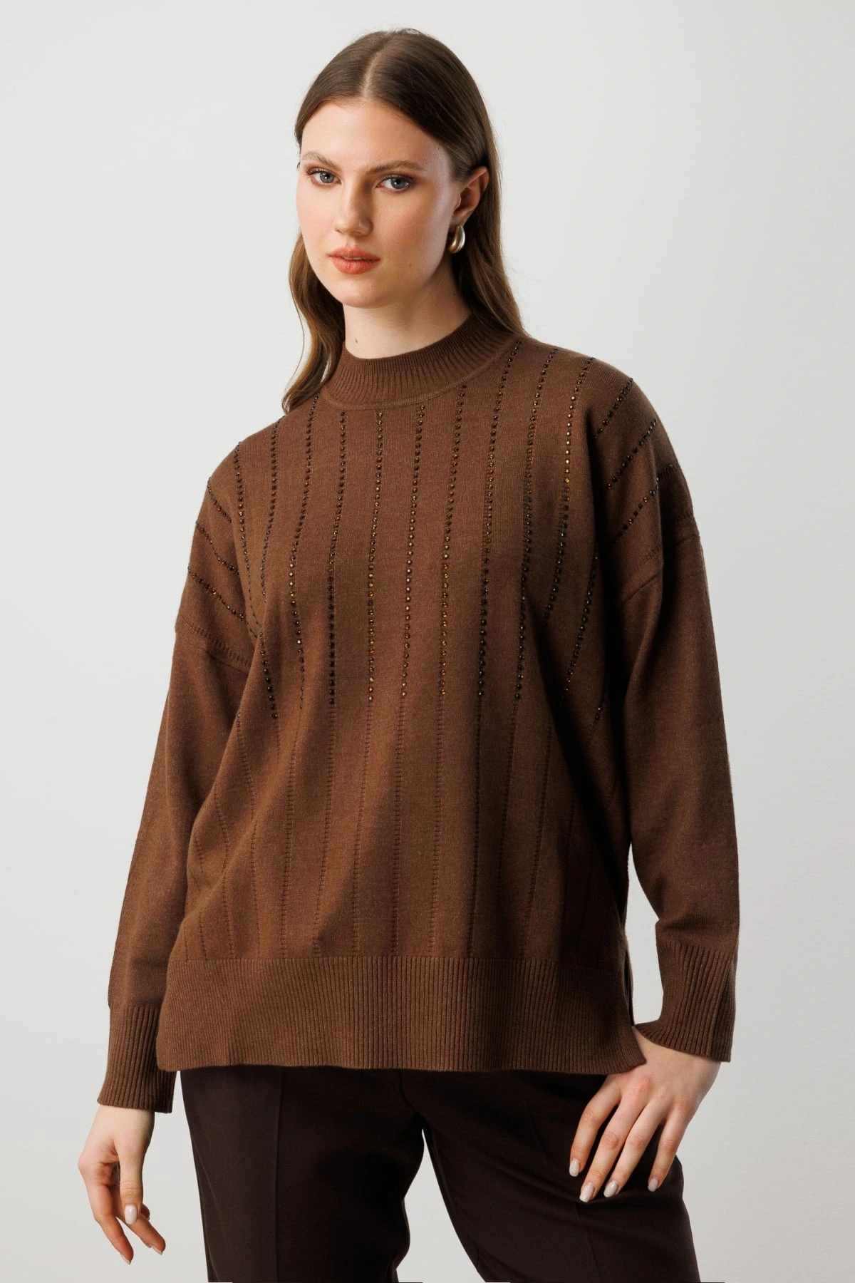 On Fashion Kadın Yuvarlak Yaka Pul Detaylı Kahverengi Kazak 60302