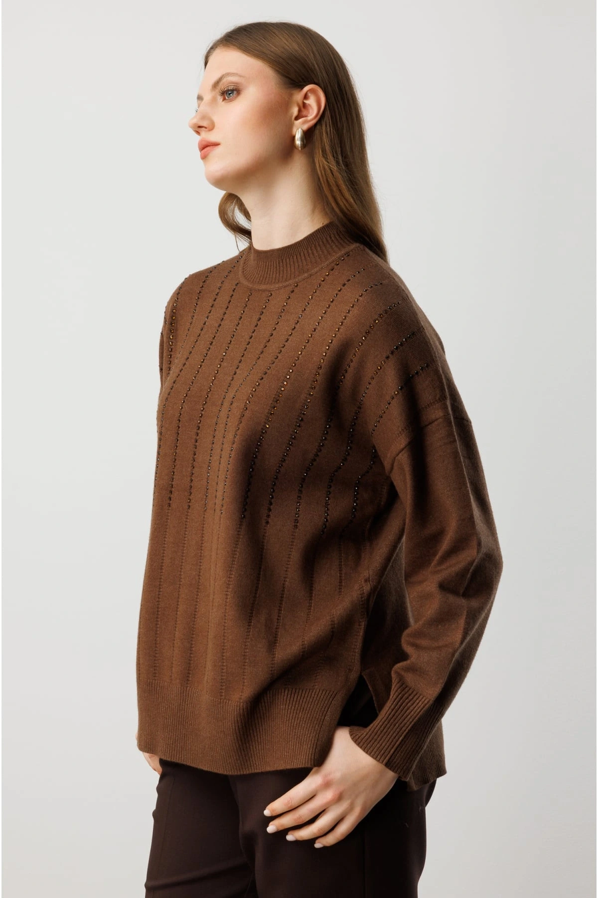 On Fashion Kadın Yuvarlak Yaka Pul Detaylı Kahverengi Kazak 60302